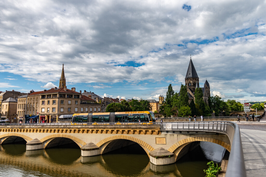 Vue sur le pont Moyen de Metz avec un bus passant sur le pont