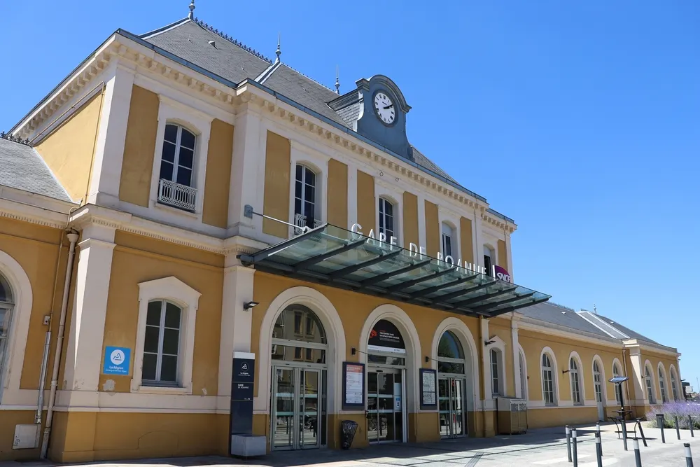 façade de la gare de Roanne sous un ciel bleu