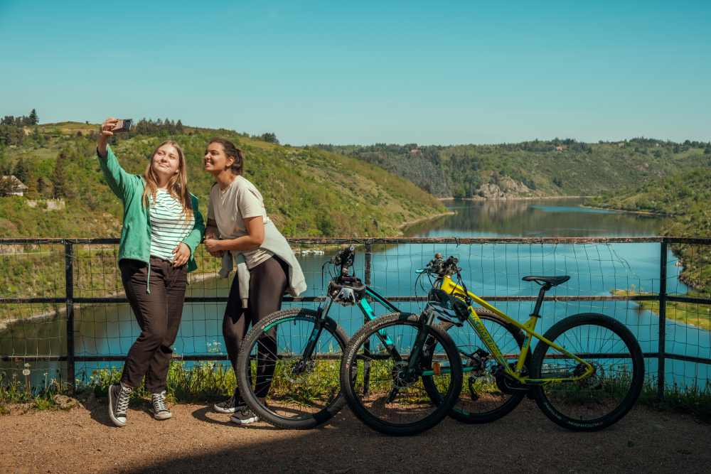 Deux femmes en train de prendre un selfie à côté de leur vélo sur la Véloire près de Roanne.