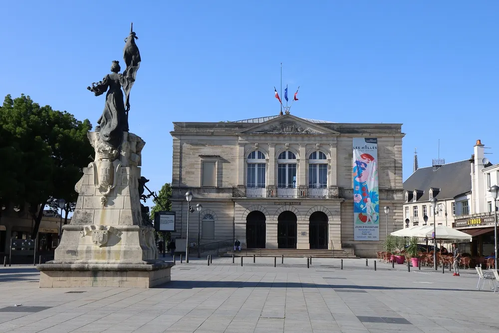 La place Aristide Briand à Saint-Dizier, où se trouvent l’hôtel de ville et le théâtre à l’italienne.