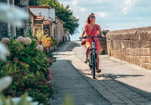 Femme à vélo sur les remparts de la vieille ville de Langres.